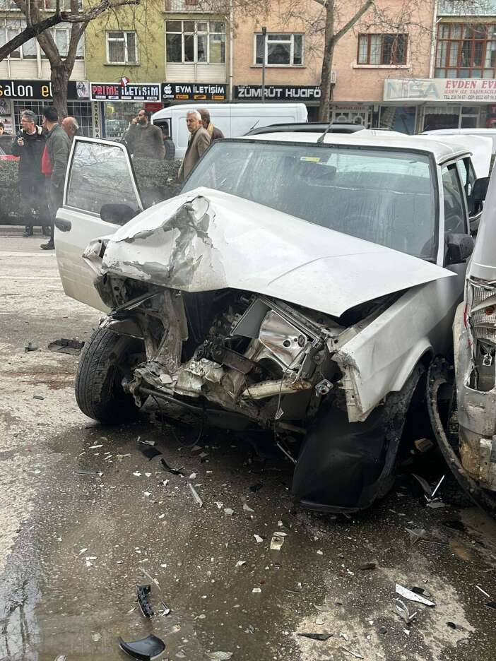 konyanin-merkezinde-8-aracin-karistigi-zincirleme-kaza