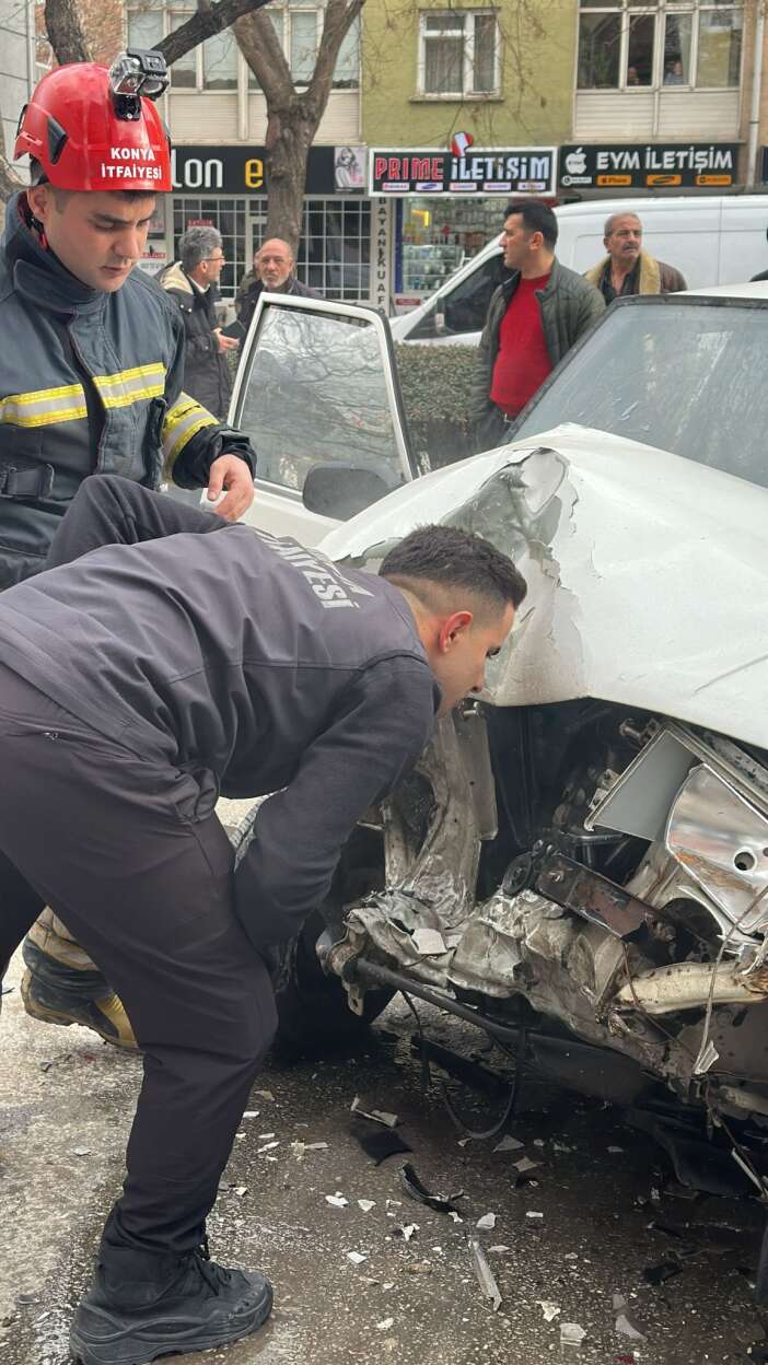 konyanin-merkezinde-8-aracin-karistigi-zincirleme-kaza