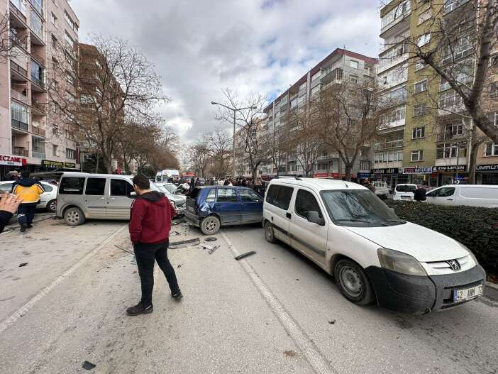 konyanin-merkezinde-8-aracin-karistigi-zincirleme-kaza