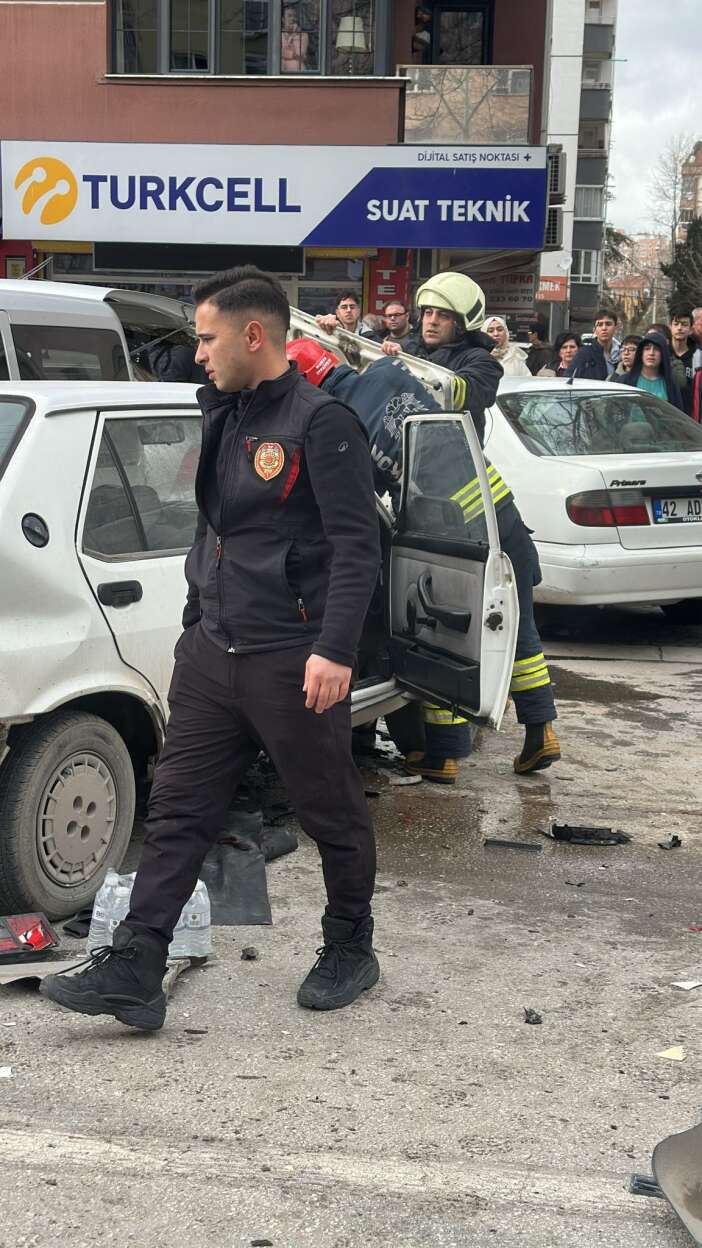 konyanin-merkezinde-8-aracin-karistigi-zincirleme-kaza