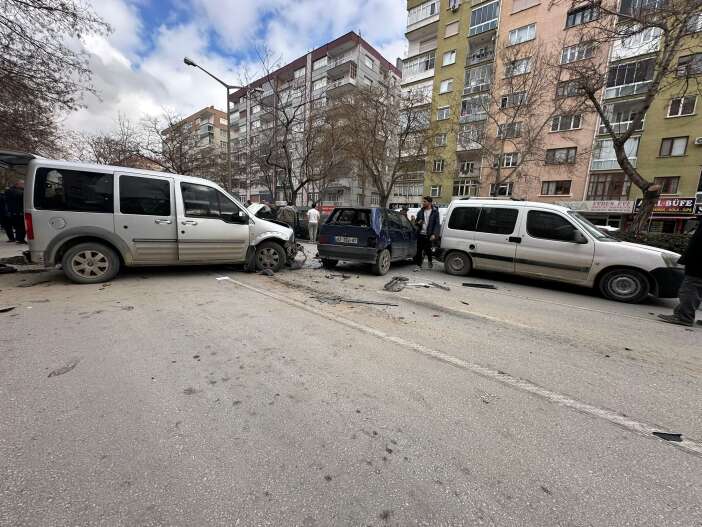 konyanin-merkezinde-8-aracin-karistigi-zincirleme-kaza