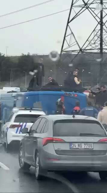 cezaevi-araci-devrildi-4-jandarma-yarali