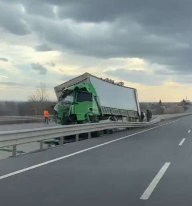 konyada-tir-ile-kamyon-carpisti-2-surucu-yaralandi