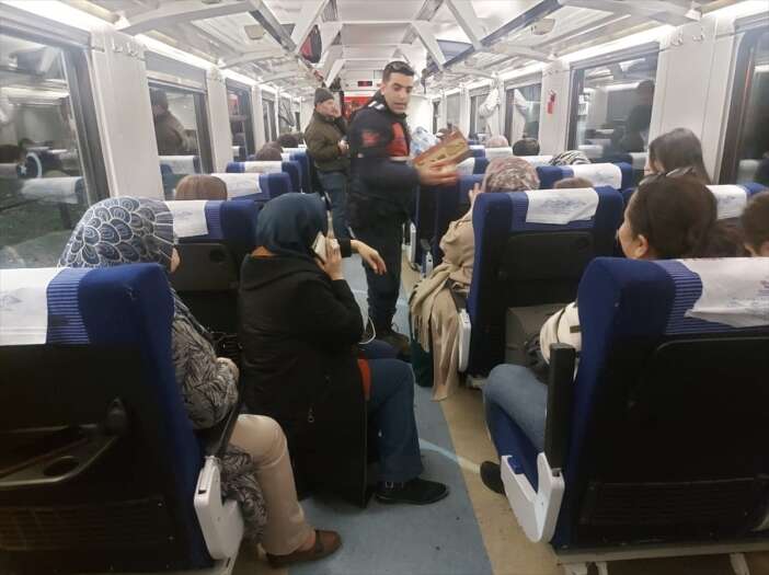 tren-yoldan-cikti-150-yolcu-dehseti-yasadi