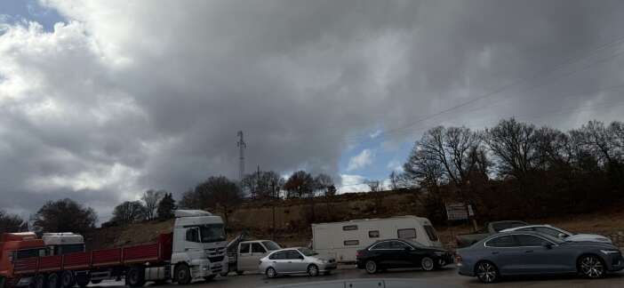 beysehir-derebucak-yolunda-patlatmali-kazi-trafigi-kilitledi