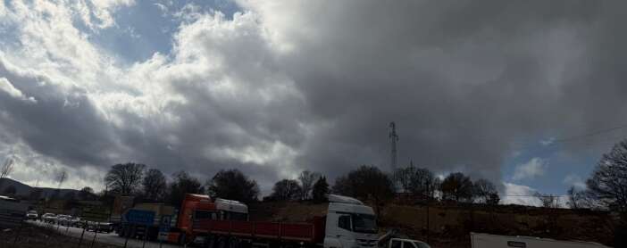 beysehir-derebucak-yolunda-patlatmali-kazi-trafigi-kilitledi