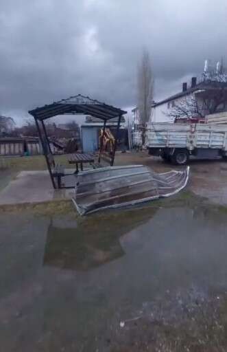 konyada-siddetli-ruzgar-evin-catisini-ucurdu