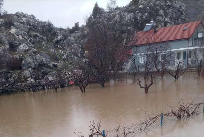 konyanin-yagis-rekortmeni-ilcesi-sular-altinda-kaldi