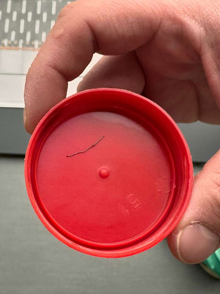 sirt-ustu-yatinca-aglayan-bebegin-icinden-cikan-korkuttu