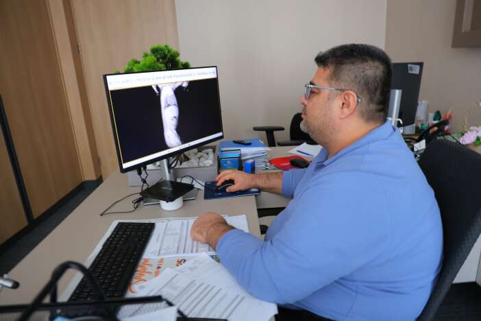 sirt-ustu-yatinca-aglayan-bebegin-icinden-cikan-korkuttu