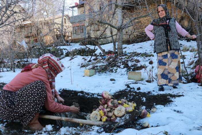konyada-yaz-sebzelerini-kis-ortasinda-yeni-toplamis-gibi-yiyorlar-hadim
