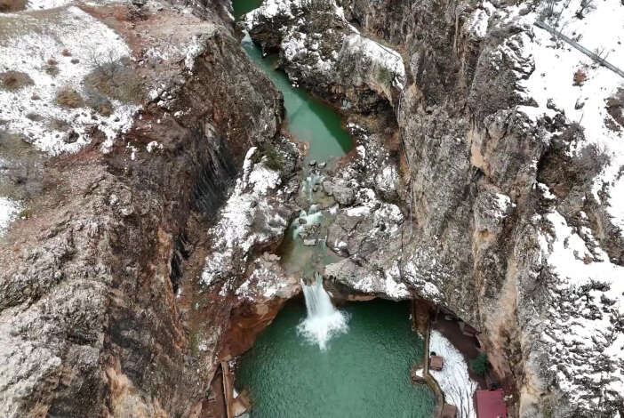 kuraklik-sonrasi-gelen-yagis-konyanin-unlu-kanyonuna-can-verdi-cetmi-selalesi