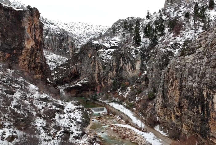 kuraklik-sonrasi-gelen-yagis-konyanin-unlu-kanyonuna-can-verdi-cetmi-selalesi