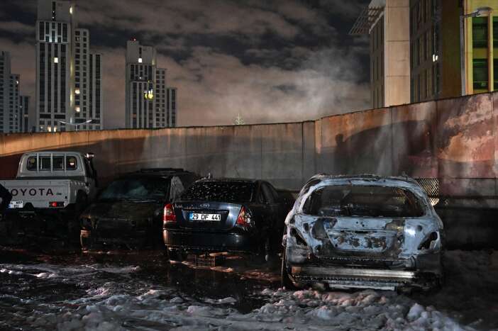 oto-sanayi-sitesi-otoparkinda-yangin-cikti-5-otomobil-kul-oldu