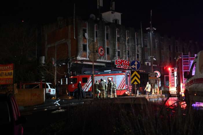 oto-sanayi-sitesi-otoparkinda-yangin-cikti-5-otomobil-kul-oldu