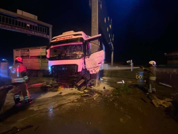 otoban-giselerinde-tir-kazasi-yangin-da-cikti