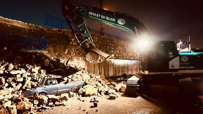 aa-20260131-40422479-40422478-hatayda-istinat-duvarinin-cokmesi-6-aracta-hasara-yol-acti