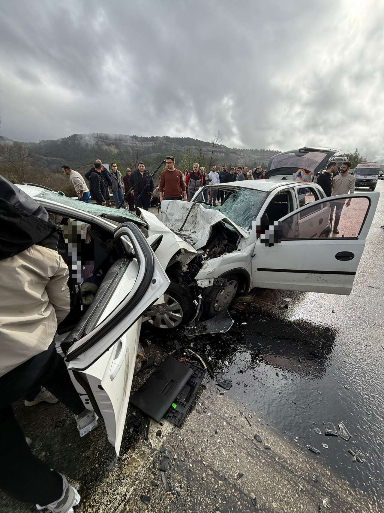 antalyada-bir-kaza-daha-6-olu-6-yarali-var