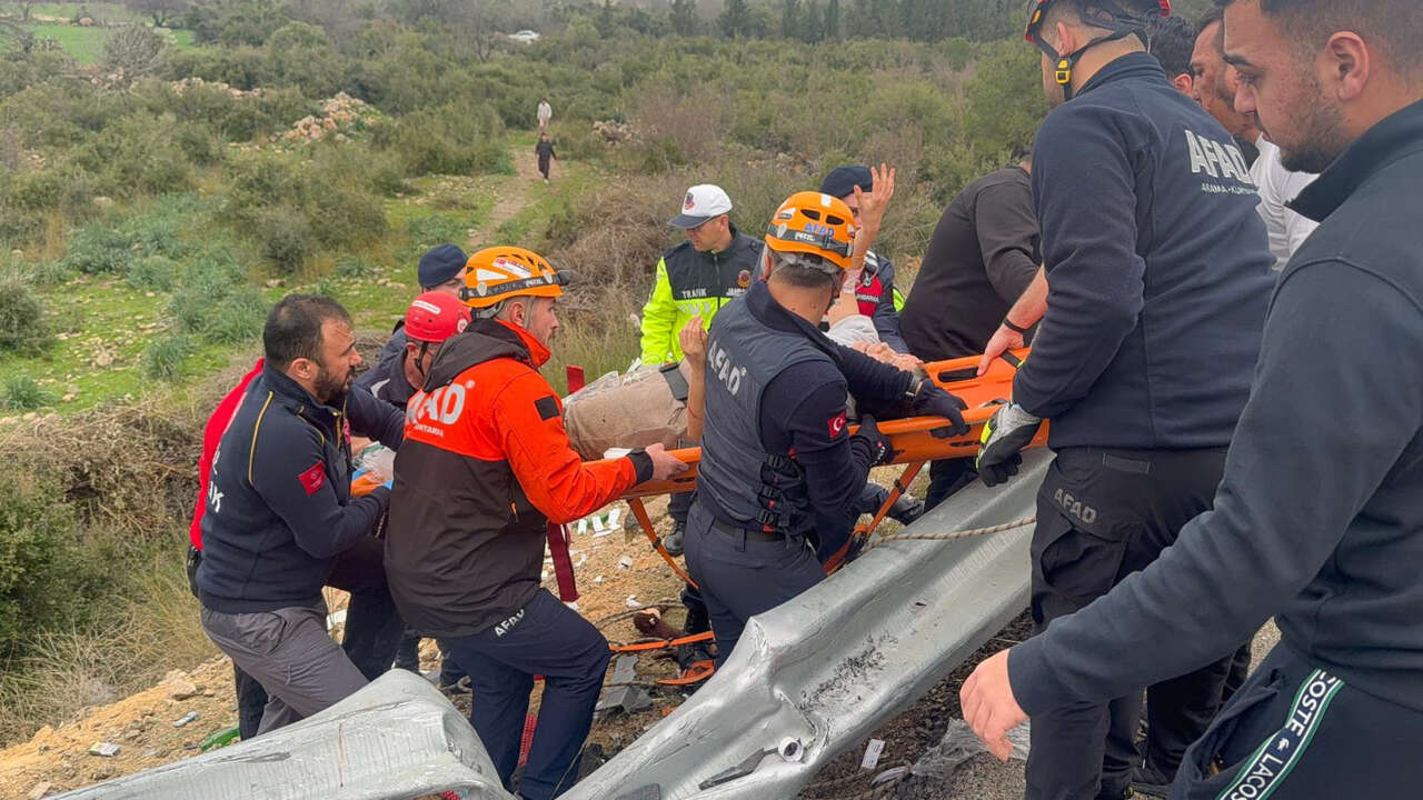 antalyada-yolcu-otobusu-devrildi-8-olu-26-yarali-var