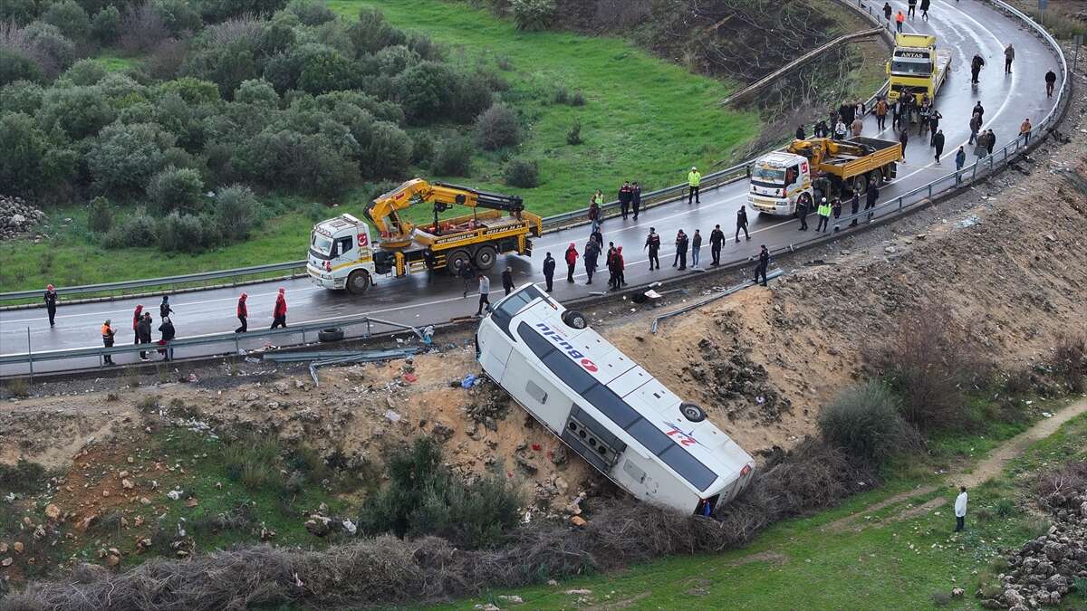 antalyada-yolcu-otobusu-devrildi-8-olu-26-yarali-var