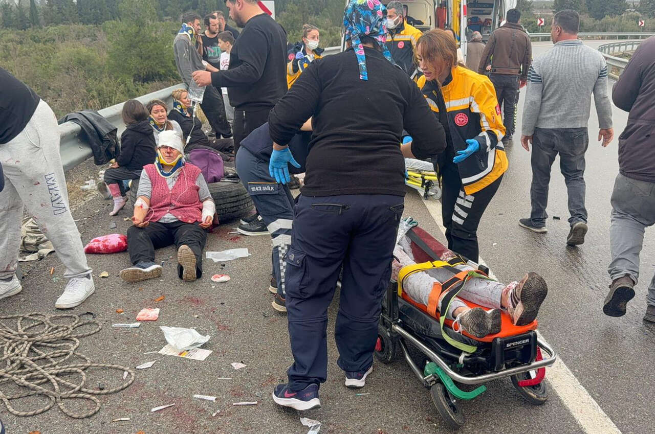 antalyada-yolcu-otobusu-devrildi-8-olu-26-yarali-var