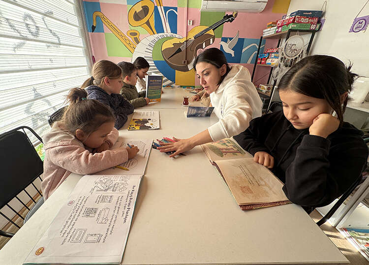 deprem-bolgesinde-ambulansta-verdigi-sozu-tuttu-21-kutuphane-acti