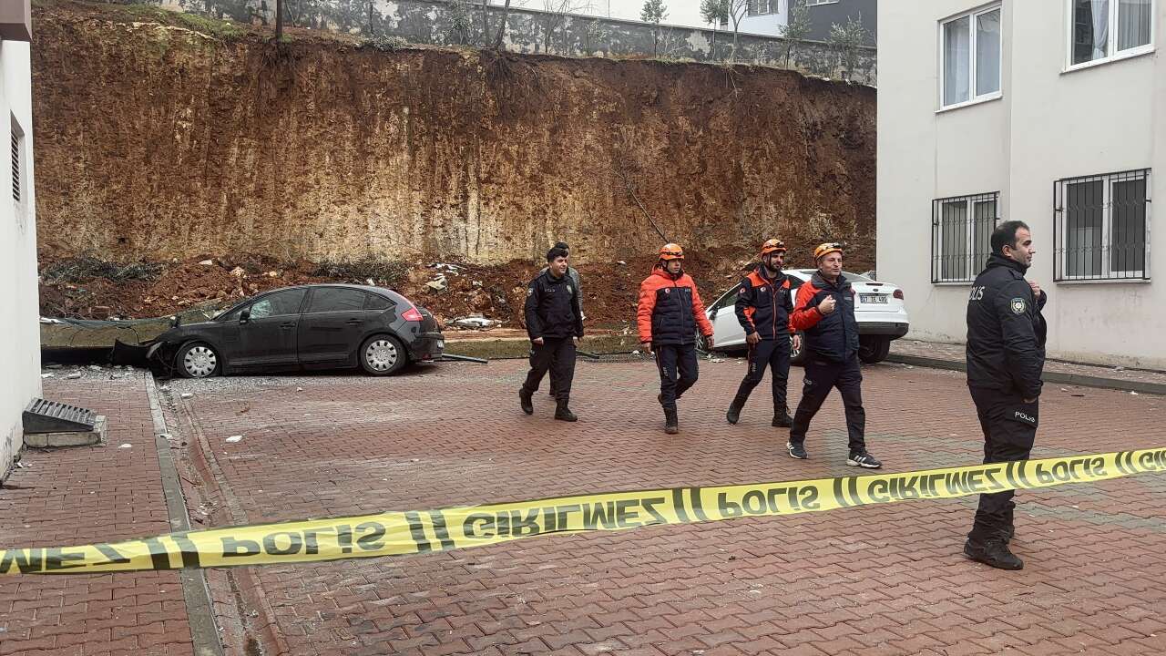 facianin-esiginden-donuldu-4-bloklu-sitenin-istinat-duvari-coktu