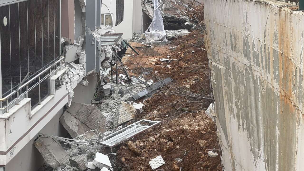 facianin-esiginden-donuldu-4-bloklu-sitenin-istinat-duvari-coktu