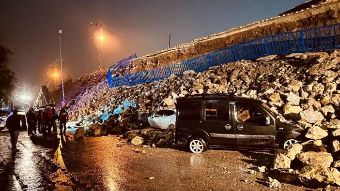 istinat-duvari-coktu-6-arac-altinda-kaldi-hatay