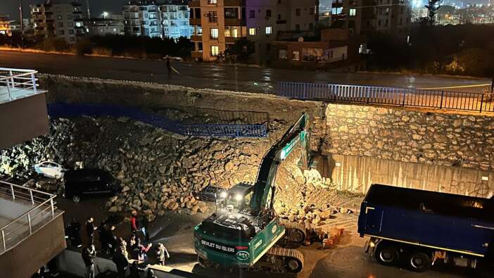 istinat-duvari-coktu-6-arac-altinda-kaldi-hatay