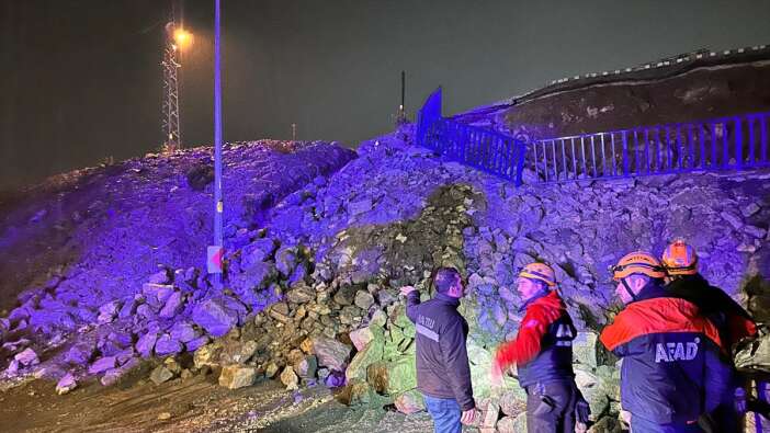 istinat-duvari-coktu-6-arac-altinda-kaldi-hatay