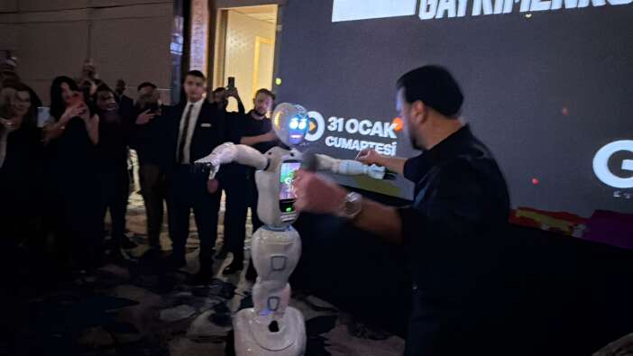 unlu-sanatci-ali-san-konya-konserinde-robotla-erik-dali-oynadi