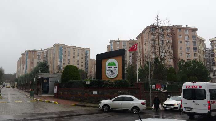 asansor-faciasi-iki-kabinin-arasinda-feci-sekilde-can-verdi