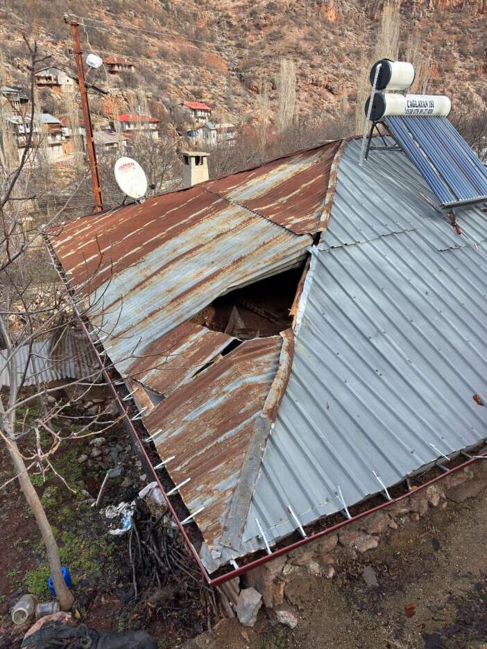 konyada-evin-uzerine-kaya-dustu