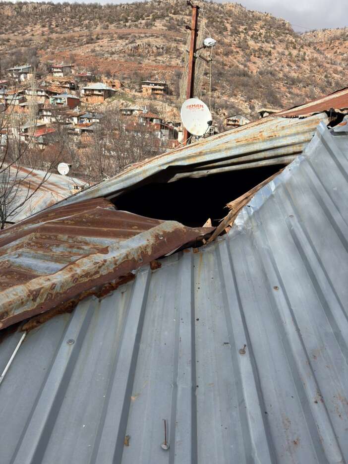 konyada-evin-uzerine-kaya-dustu