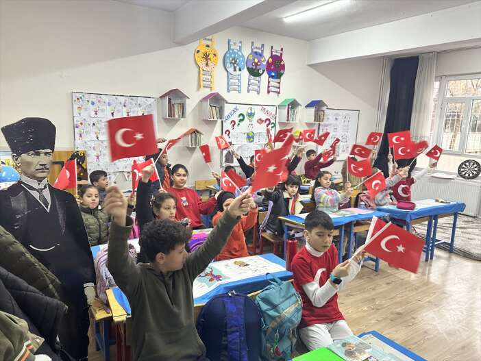 konyada-ogrenciler-bayraklarla-ders-basi-yapti