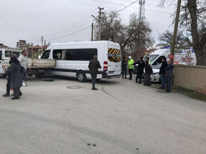 konyada-okul-servisi-ile-belediye-araci-carpisti-ogrenciler-de-yarali