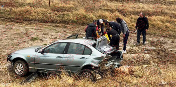 konyada-otomobil-sarampole-yuvarlandi-ekipler-ve-vatandas-seferber-oldu