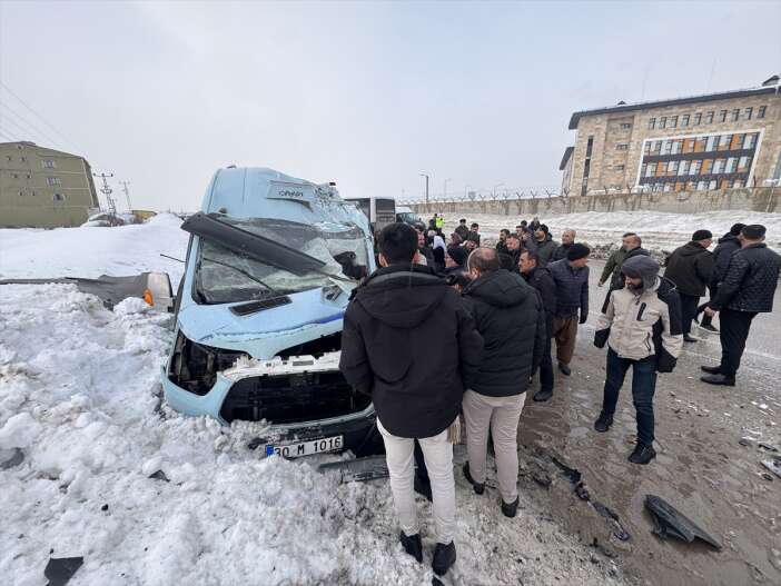 otobus-ile-minibus-carpisti-18-yarali-var