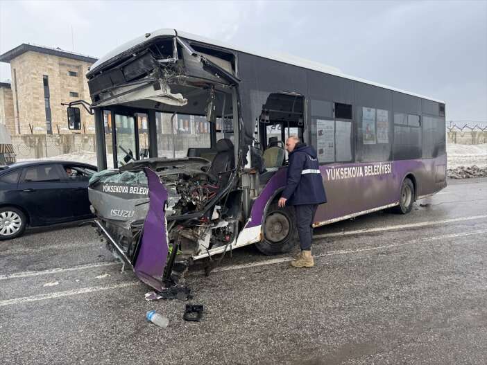 otobus-ile-minibus-carpisti-18-yarali-var