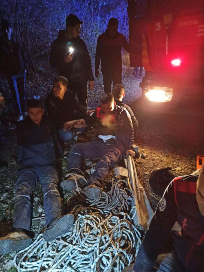 ucuruma-yuvarlanan-kisiyi-kurtarmak-isteyen-4-itfaiye-eri-zehirlendi