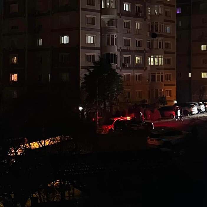 23-yasindaki-gence-kanli-pusu-evinin-onunde-kursunlandi