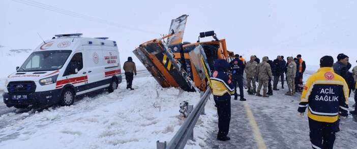 karayollarina-ait-is-makinesi-kaza-yapti-1-olu-1-agir-yarali-var