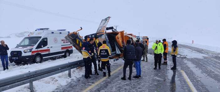 karayollarina-ait-is-makinesi-kaza-yapti-1-olu-1-agir-yarali-var