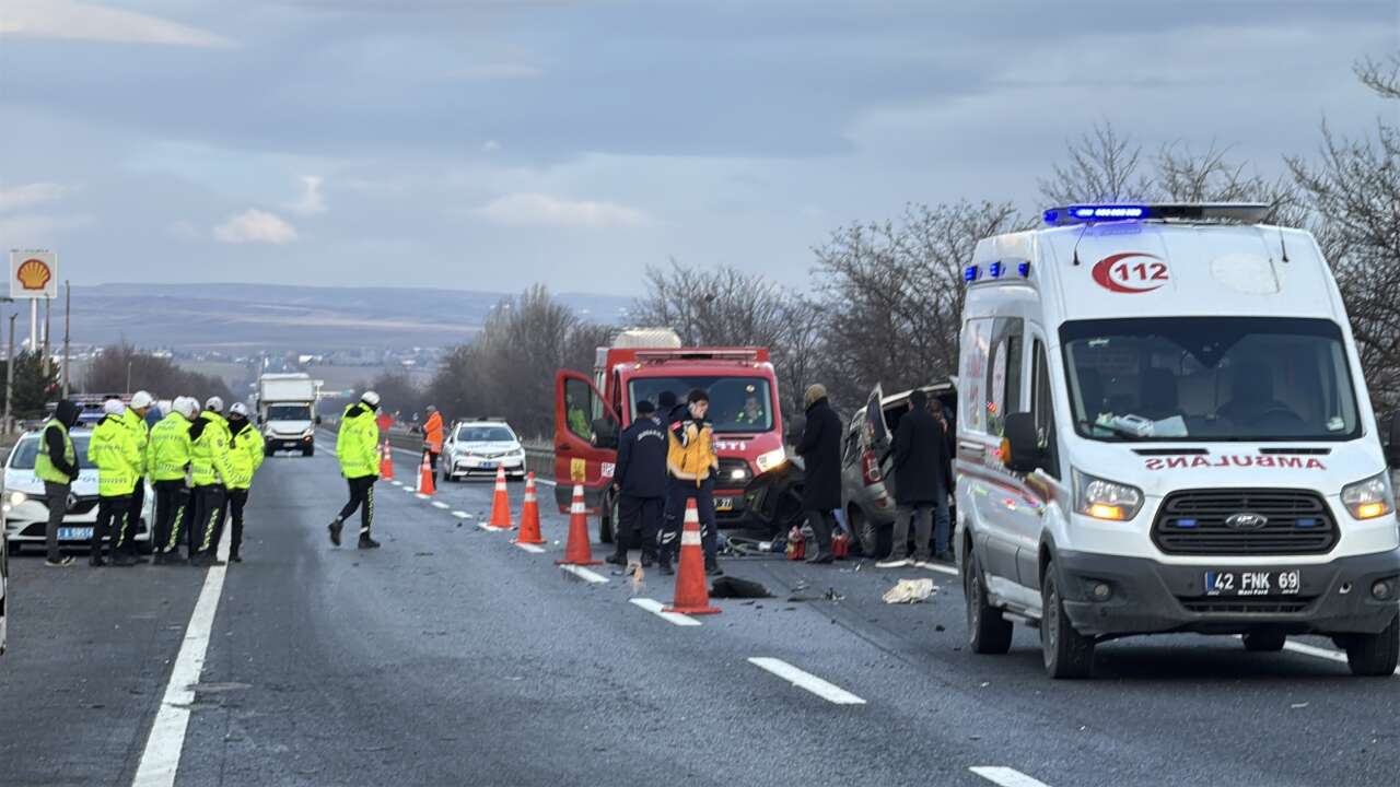 konyada-feci-kaza-tirla-carpisan-aracta-1-kisi-hayatini-kaybetti