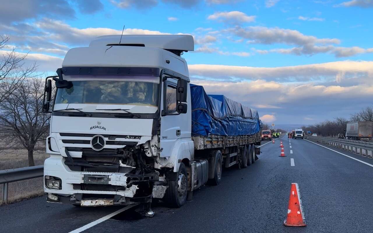 konyada-feci-kaza-tirla-carpisan-aracta-1-kisi-hayatini-kaybetti