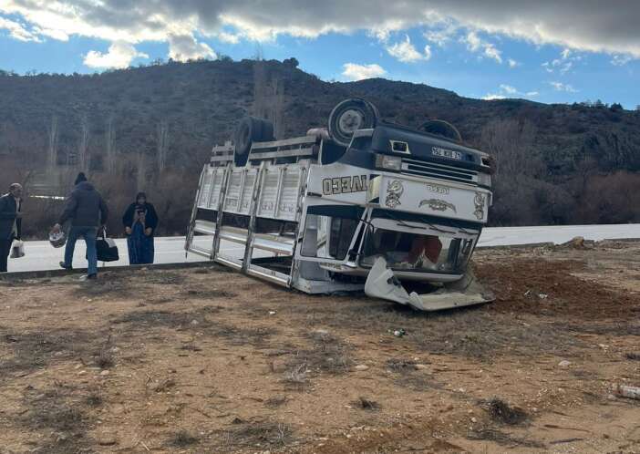 konyada-seyir-halindeki-kamyon-devrildi-surucu-olumden-dondu