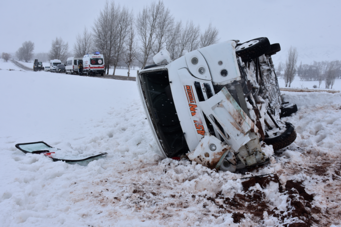 okul-servisi-sarampole-devrildi-cok-sayida-ekip-sevk-edildi