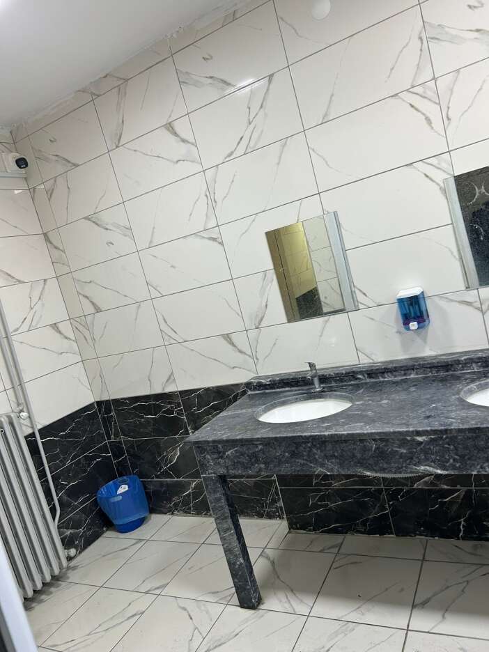 okulda-buyuk-skandal-tuvaletlere-kamera-yerlestiren-mudur-gorevden-alindi