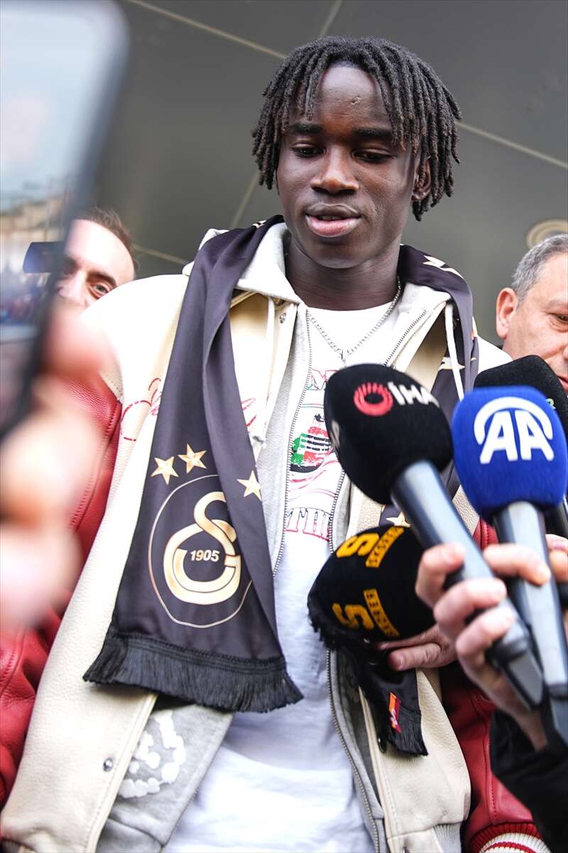 galatasarayin-18-yasindaki-yeni-transferi-renato-nhaga-istanbulda